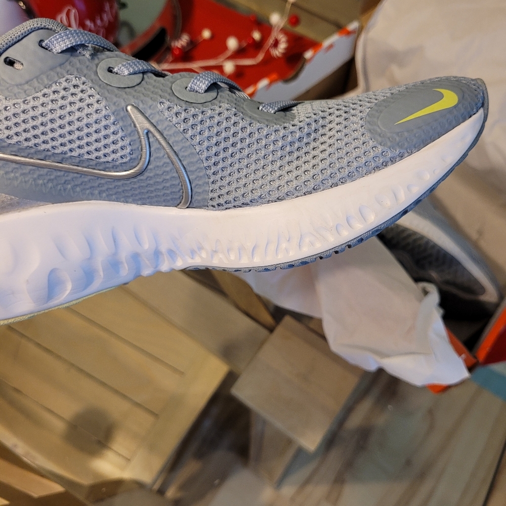 Sz8.5 Nike Renew